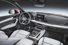 Design pracoviště řidiče odpovídá ostatním soudobým typům Audi.