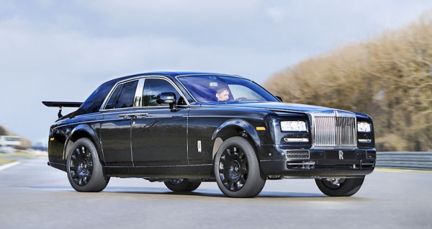 První vývojová „mula“ chystaného „terénního“ modelu Rolls-Royce, postavená na základě zkráceného typu Phantom (2015)