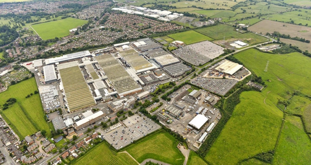 Letecký pohled na továrnu Bentley Motors v anglickém Crewe. V popředí rozestavěná motorárna, jež byla otevřena v červenci 2016