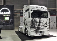Stokusová limitovaná edice MAN TGX s portrétem Rudolfa Diesela na přídi. Dva vozy jsou určeny pro český trh