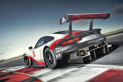 Největší odlišností závodní 911 RSR, určené pro mistrovství světa vytrvalostních závodů, je motor s převodovkou otočený o 180 stupňů