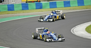 Na Velké ceně Maďarska 2016 jede Felipe Nasr před Marcusem ­Ericssonem (oba Sauber C35)