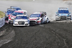 Na trati se bojuje opravdu tvrdě, na vedoucího Ekströma (Audi) útočí Fordy Erikssona a Baumanise