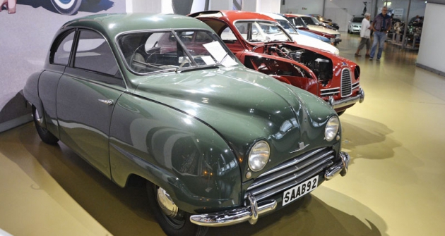 Saab 92 (1949 – 1956, celkem  20 128 kusů) byl prvním Saabem vyráběným sériově. Příčně vpředu uložený dvoudobý, kapalinou chlazený dvouválec o objemu 764 cm3 měl nejvyšší výkon 25 k a poháněl přední kola