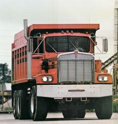 Těžký sklápěč Kenworth C-500 (v nabídce motorů byl i dvanáctiválec Detroit Diesel)