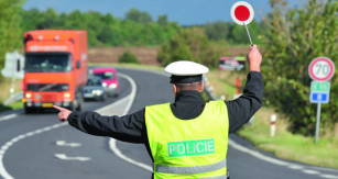 Dopravní policie nepochybně musí „prověřovat a dodržovat“, ale vždy a všude by měla i ona používat selský rozum.