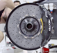 Karbon-keramické brzdy mají kotouče s průměrem 408 mm. Celou soustavu dodala společnost Alcon