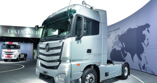 Na vývoji silničních tahačů  generace Auman EST směrem k tzv. Internet  Super Trucku spolupracuje Foton Motor Group  s celou řadou významných světových výrobců. Patří  mezi ně především Daimler AG, Cummins Inc., ZF  Friedrichshafen AG, COSCO Logistics, CEVA logistics,  Faurecia, WABCO, Continental AG, TUV Rheinland a Baidu.