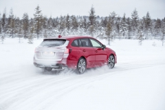 Stabilita Subaru Levorg je na sněhu příkladná, i v mezích dovolených stabilizačním systémem lze za jeho volantem zažít mnoho zábavy