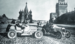 Hiero na Rudém náměstí v Moskvě (vpravo), v druhém voze Laurin a Klement Saša Kolowrat.