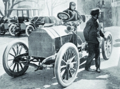 S Mercedesem vybaveným motorem o maximálním výkonu 60 k vyhrál Hieronymus přeslavný závod La Turbie v roce 1903. Jeho vítězný čas již nebyl nikdy překonán, neboť od dalšího roku se jelo již na pozměněné trati.