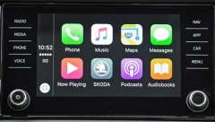 Díky Apple CarPlay dojde k přenosu hlavních funkcí telefonu iPhone do systému vozu. Lze je velmi snadno obsluhovat prostřednictvím dotykového displeje