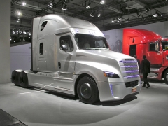Freightliner Inspiration Truck (Daimler) – v USA již schválený pro autonomní jízdu ve světové premiéře. Základem je typ Cascade Evolution s motorem Detroit Diesel DD15, 294 kW (400 k), a automatizovanou převodovkou DR 12-DA, typický americký „Truck“