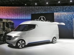 Mercedes-Benz (Daimler) – dodávka-elektromobil 75 kW se ovládá jen joystickem a má dojezd až 270 km. Nakládka paletizovaného zboží je plně automatizovaná a k vykládce a doručení mohou být použity i dva drony s nosností 2 kg a dosahem 10 km