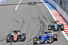 Pascal Wehrlein (Manor) v souboji s Felipem Nasrem (Sauber)