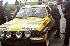 Rok 1974 a černo-žlutá Ascona posádky Röhrl-Berger v časové kontrole