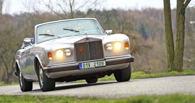 Podobně jako většina dalších modelů Rolls-Royce, i Corniche se prodával také pod značkou Bentley. Vozů Rolls-Royce ale vzniklo výrazně víc