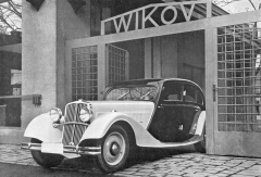 Luxusní verze sedanu Wikov 40 v bráně prostějovské továrny (1934)