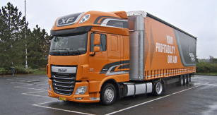 Testovaný DAF XF 460 FT Low Deck se standardním třínápravovým plně naloženým návěsem