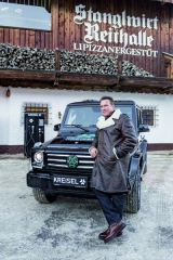 Arnold Schwarzenegger představil ve světové premiéře elektromobil Kreisel G-Klasse v rakouském Kűtzbuhelu pod svahem Hahnenkamm.