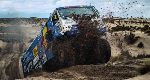 Kamazy se vrátily mezi ty nejlepší s plnou parádou. Odladěná technika a vynikajícím způsobem připravené soutěžní posádky – to se muselo zúročit. Na fotografii Kamaz posádky Ajrata Ardějeva, v konečné klasifikaci rallye Dakar 2017 pátý.
