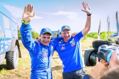 Edouard Nikolajev (vlevo) slaví své druhé vítězství na rallye Dakar (2013, 2017) společně se šéfem týmu Kamaz Master Vladimírem Čaginem, který sám vyhrál pověstný Dakar sedmkrát: 2000, 2002, 2003, 2004, 2006, 2010 a 2011.