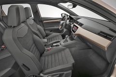 Interiér modelu XCellence je pojatý jako luxusní verze typové řady Ibiza. Barevná lišta přístrojové desky vnitřní prostor osvěžuje