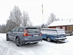 Mezigenerační setkání. Nové Volvo V90 Cross Country a první série Volva 245