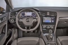 Interiér může být vybaven digitálními přístroji a navigací s úhlopříčkou 9,2 palce