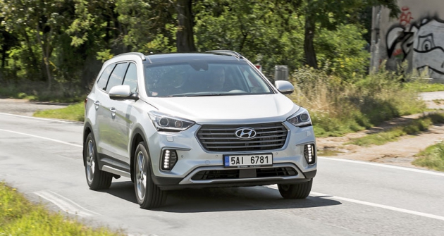 Modernizované provedení vozu Hyundai Grand Santa Fe lze rozpoznat například podle svisle orientovaných LED světel pro denní svícení