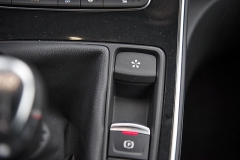 Vpravo vedle řadicí páky jsou umístěny tlačítko pro změnu jízdního režimu i ovladač elektrické ruční brzdy