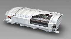 Baterie Ni-MH je menší než u dosavadních Toyot, takže ji bylo možné přemístit ze zavazadlového prostoru pod zadní sedadla