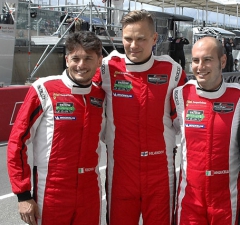 Trojice úspěšných závodníků týmu Risi Competizione, zleva Giancarlo Fisichella, Toni Vilander a Matteo Malucelli