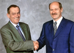 Paul Rosche (vlevo) předal vedení vývoje motorů Werneru Laurenzovi v roce 1999, ale zůstal poradcem BMW až do své smrti