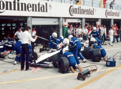 Nelson Piquet, mistr světa F1 1983, při zastávce v depu (Brabham BT52 BMW)