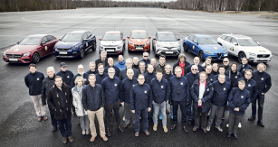 Sedm finalistů a porota Car of the Year při posledním testování sedmi finalistů volby COTY 2017 na testovací trati CERAM v Mortefontaine  (20. – 21. 3. 2017)