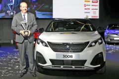 Trofej pro Peugeot 3008, evropský Vůz roku 2017 (COTY), převzal v předvečer otevření ženevského autosalonu z rukou prezidenta jury Håkana Matsona předseda představenstva značky Peugeot Jean-Philippe Imparato