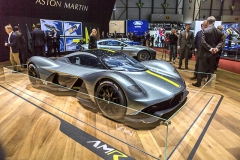 Aston Martin Valkyrie. Hybrid s V12/6,5 l, celkem kolem 1000 koní