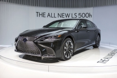 Lexus LS 500h. Poslední generace hybridní soustavy Multi Stage (z kupé LC 500h), baterie Li-Ion místo Ni-Mh. Rozvor 3125 mm, z 0 na 100 km/h zrychlí za 5,4 s, jako EV až 140 km/h