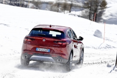 Na zasněžených silnicích jsme si ověřili, že Stelvio těží z lehké stavby a optimálního rozložení hmotnosti a že je velmi snadno ovladatelné i na hranici fyzikálních zákonů