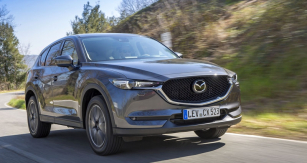 Segmentovými LED světlomety patří Mazda CX-5 k nejvyspělejším mezi středně velkými SUV