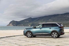 Peugeot 5008 je nabízen jako sedmimístný automobil a díky rozvoru 2840 mm je jeho interiér skutečně prostorný