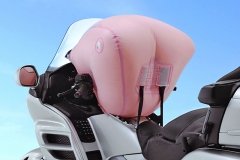 Honda vyvinula airbag pro motocykly. V typu GL 1800 Goldwing ho nabízí od modelového roku 2006