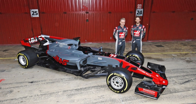Představení před sezonou 2017 – zleva Kevin Magnussen a Romain Grosjean s vozem Haas VF-17 Ferrari 062 Hybrid