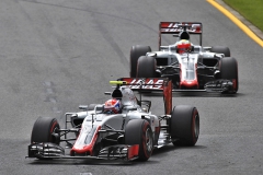 Při debutu ve Velké ceně Austrálie 2016 dobyl Romain Grosjean první body za šesté místo (na snímku vede před Estebanem Gutiérrezem)