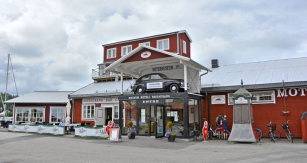 Na terase restaurace muzea si můžete pochutnat na Staropramenu. Vstup hlídá Volvo PV 445