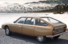 Typická záď Citroënu CX 2000 na snímku z Laponska