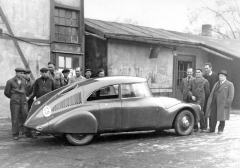 „Rodinný“ snímek ze 17. prosince 1935, vůz FRM spolu se svými tvůrci