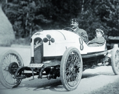 Na základě návrhu hraběte Kolowrata jeho přítel Ferdinand Porsche s inženýrem Karlem Bettaque během šesti měsíců vyvinul a dělníci společnosti Austro-Daimler zhotovili lehký sportovní vůz „Sascha“ se čtyřválcovým motorem chlazeným kapalinou.