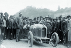 Hrabě Alexander Kolowrat (stojící) a „jeho“ lehký sportovní vůz Austro-Daimler „Sascha“, který měl být úspěšnou reakcí na dílo Ettore Bugattiho.